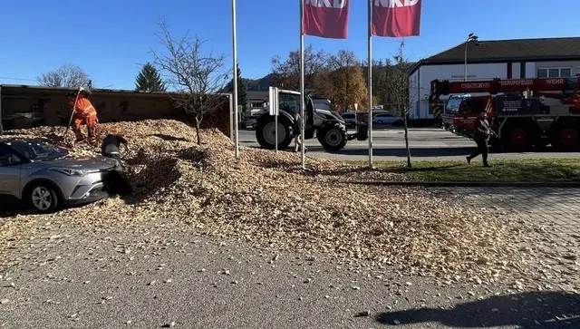 Ein Kipper ist umgestürzt. | Foto: Berufsfeuerwehr Klagenfurt am Wörthersee