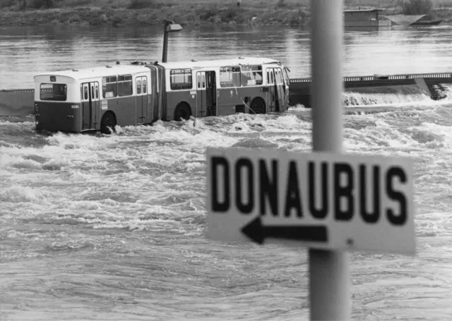 Die eingestürzte Reichsbrücke mit dem berühmt gewordenen Gelenkbus und dem Wegweiser "Donaubus". | Foto: Votava / brandstaetter images / picturedesk.com