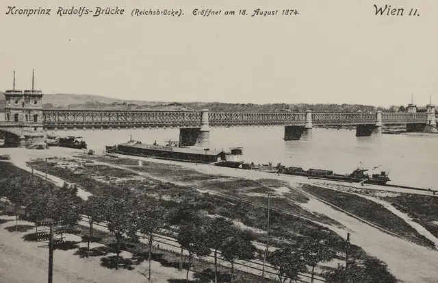 Ansichtskarte der Reichsbrücke im Jahr 1906. | Foto: Carl (Karl) Ledermann jun. (Hersteller), Donaustrom - Reichsbrücke (vormals Kronprinz-Rudolf-Brücke), Ansichtskarte, 1906 (Herstellung), Wien Museum Inv.-Nr. 105275/213, CC0 (https://sammlung.wienmuseum.at/objekt/186376/)