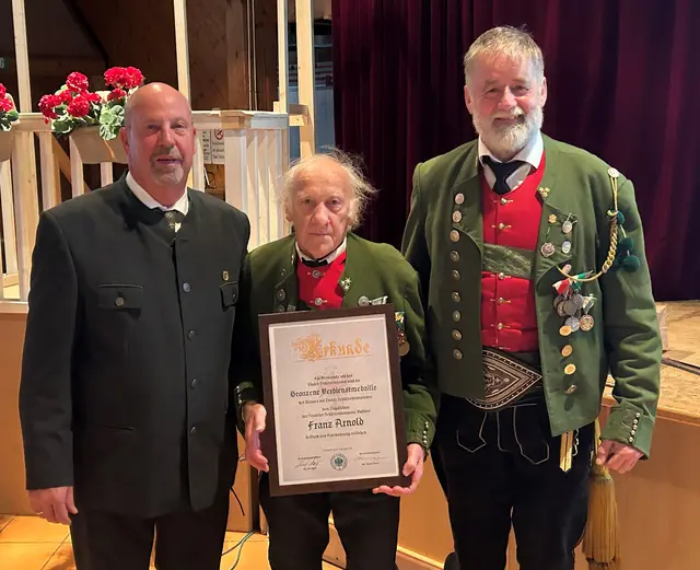 Verleihung Bronzene Verdienstmedaille (v.l.n.r.): Vize-Bgm. Moser, Zgf. Arnold, Hptm. Klingenschmid | Foto: SK Volders