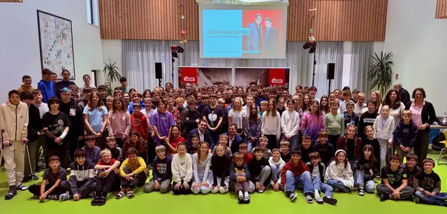 Gruppenfoto nach der Vorstellung: Ein starker Beitrag zur politischen Bildung in Retz. | Foto: Mittelschule Retz
