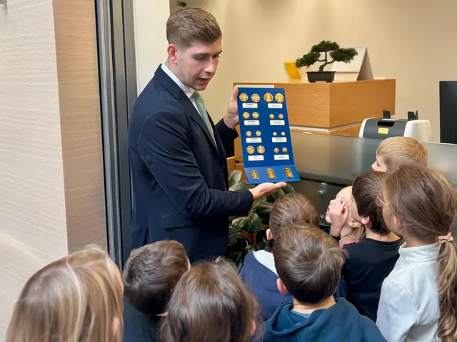 Kundenberater Alexander Maurer führte die Schüler durch das Gebäude. | Foto: Markus Kahrer
