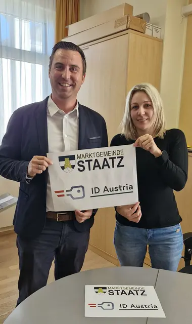 er Staatzer Bürgermeister Daniel Fröschl und Mitarbeiterin Gabriele Rohrböck sind stolz, dass das Gemeindeamt Staatz nun ebenfalls die ID Austria ausstellen kann.  | Foto: Marktgemeinde Staatz/Ingrid Fröschl-Wendt