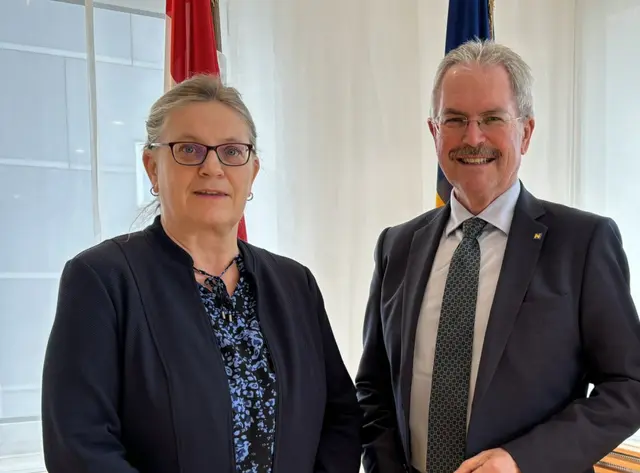 Anna Margaretha Sturm tritt ihren Ruhestand an. Am Bild mit Landtagspräsident Karl Wilfing. | Foto: MeinBezirk