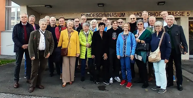 Begrüßungsfoto am Schuleingang: Wolfgang Domian, Peter Petutschnig, Erich Protas, Reinhard Pongratz, Manfred Rosenbaum, Peter Gsaxner, Astrid Rosenbaum-Arh, Siegfried Reiter, Georg Stadler (ganz hinten), Ruth Kölbl, Andrea Hennerbichler, Elfriede Säumel, Robert Koch, Ernst Perchtold, Reinfried Pilgram, Günter Fraidl, Roswitha Maier, Heinz Lindner, Karin Lerchbammer, Claus Kastner, Franz Tockner, Elisabeth Theuerkauf-Scherf, Axel Schwarz, Walter Kreutzwiesner. (v. l.) | Foto: Robert Koch
