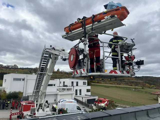 Der Arbeiter war nicht mehr in der Lage, das Dach eigenständig zu verlassen. | Foto: Freiwillige Feuerwehr Wiesen