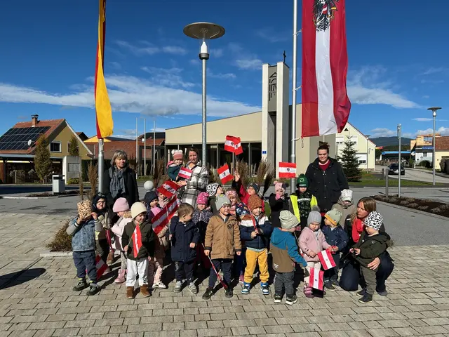Die Kindergarten- und Krippenkinder zogen mit ihren Fahnen zum Nationalfeiertag durch die Gemeinde. | Foto: Kindergarten Neustift/Lafnitz