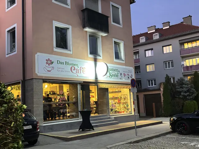 Das neue Blumen-Cafe und das bekannte Blumengeschäft in der Kaufmannstraße. | Foto: MeinBezirk