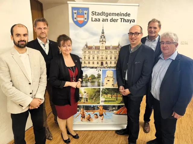 David Dorfner und Matthias Zawichowski von Im-plan-tat, Brigitte Ribisch, Markus Thüringer, Rupert Krebs und Werner Pospichal freuten sich über das rege Interesse bei der ersten Generalversammlung der Energiegemeinschaft Laa. | Foto: Stadtgemeinde Laa