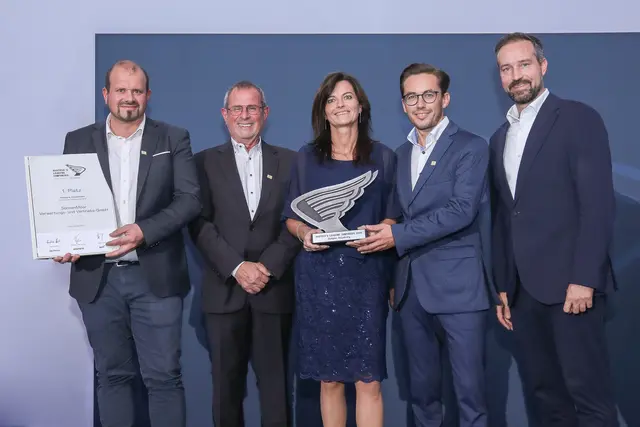 SonnenMoor Inhaber Andreas und Siegfried Fink, Finanzleiterin Anita Manglberger und Geschäftsführer Werner Kreindl durften diese tolle Auszeichnung für die Firma von Landeshauptfrau-Stv. Stefan Schnöll entgegennehmen. | Foto: DiePresse/Peroutka