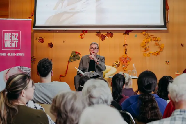 Im Favoritner Kolpinghaus erlebte man den österreichischen Bundestrainer Ralf Rangnick in einer anderen Form: Statt Gestikulierend am Spielfeldrand, mit Buch und Vorleserstimme. | Foto: Kolping Österreich | Evelyn Binder
