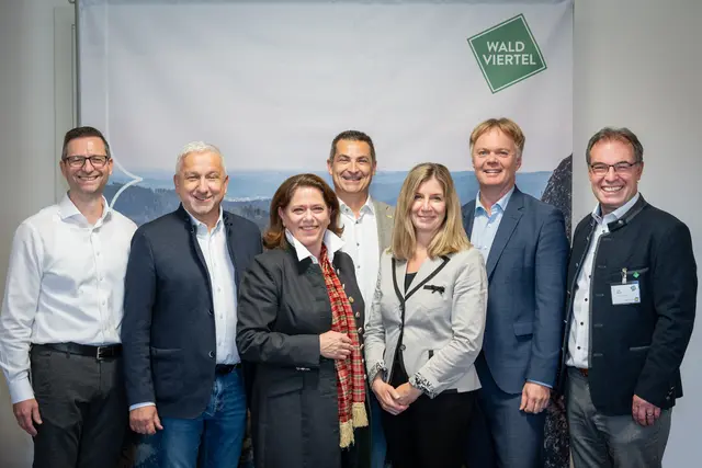 Alexander Eisenbock, Eisenbock’s Stasserhof; Fritz Weber, Aufsichtsratvorsitzender Destination Waldviertel GmbH; Doris Schreiber, Bezirksstellenobfrau Fachgruppe Gastronomie WKNÖ; Wolfgang Schwarz, Vorsitzender Marketingbeirat Destination Waldviertel GmbH; Nina Eisenbock, Eisenbock’s Stasserhof; Michael Duscher, GF Niederösterreich-Werbung GmbH; Tom Bauer, GF Destination Waldviertel GmbH | Foto: Waldviertel Tourismus / Claus Schindler