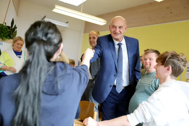 Soziallandesrat Christian Dörfel machte sich ein Bild von der Lebenshilfe-Werkstätte in Vöcklamarkt. | Foto: Land OÖ/Stinglmayr