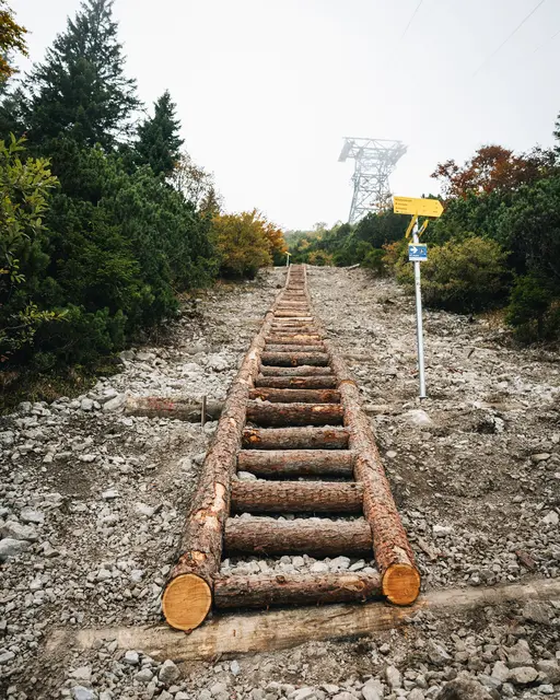 Seit Oktober ist der Seilbahnsteig um 52 Stufen länger. | Foto: Nordkettenbahnen