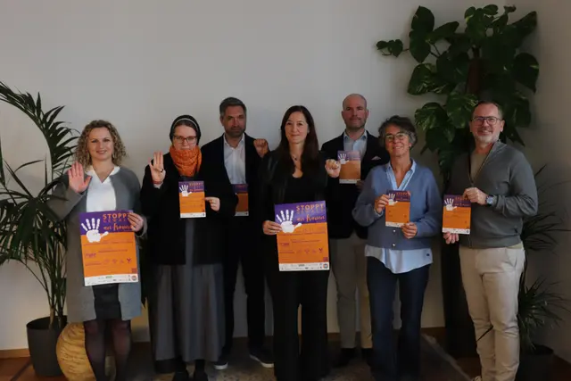 Julia Schatzl, Sr. Ida Vorel, Bürgermeister Peter Schobesberger und Maria Fitzinger (v.l.) zeigen das Hilfezeichen, mit im Bild: Richard Steinkogler, Michaela Hirsch und norbert Winter (v.l.). | Foto: MeinBezirk/Maria Rabl