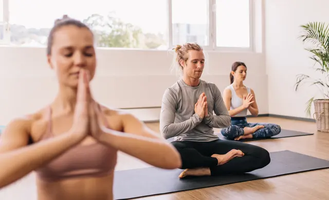 Das Praktizieren von Achtsamkeit und Meditation aktiviert Hirnareal, die mit Selbstregulation und Mitgefühl assoziiert sind, und wirkt sich daher positiv auf die psychische Gesundheit aus. | Foto: Adobe Stock/Jacob Lund