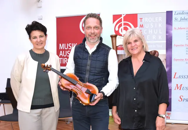 Stefan Metzner schenkt die Geige seines Vaters (†) dem MUV, im Bild mit Lehrerin Szilvia Sebestyen und Obfrau Gabriele Mercuri (v. li.). | Foto: Wörgötter