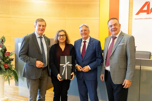 Ehrung für Jutta Brandhuber mit AK Präsident Günther Goach, LH Peter Kaiser und Vizepräsident Gerald Loidl. | Foto: LPD Kärnten/Just