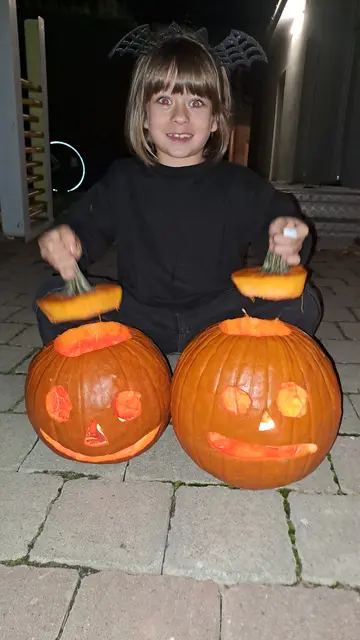 Stolz werden die geschnitzten Kürbisse für die Kamera präsentiert. | Foto: Kinderfreunde Pöttsching