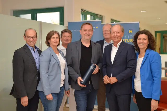 Kfm. Direktor Franz Huber, stellv. Pflegedirektorin Doris Fidi, ärztlicher Standortleiter Hermann Reiter, Robert Zeindl, ärztlicher Direktor Christian Helmreich, Geschäftsführer Gesundheit Waldviertel GmbH Andreas Reifschneider und kfm. Standortleiterin Sonja Schindler (v.l.) | Foto: LK Waidhofen/Thaya