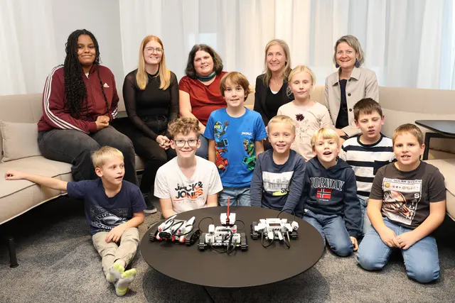 v.l.n.r.: Zuna Marong, Selina Egger und Cornelia Geiger von net4future sowie Petra Andert und Prok in . Mag a . Sigrid Seibezeder von der Abteilung
Personalmanagement der Raiffeisenbank Region St. Pölten mit den Kindern und den selbst gebauten
Robotern. | Foto: Raiffeisen