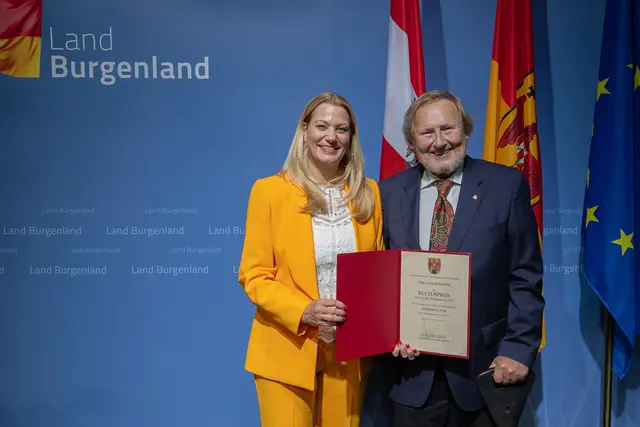 Gerhard Kisser wurde in der Sparte „Volkskultur“ mit dem Kulturpreis des Landes ausgezeichnet, Landesrätin Daniela Winkler übergab den Preis.  | Foto: Landesmedienservice Burgenland / Christian Gmasz