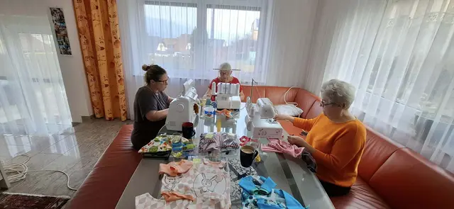 Frühchen den Start ins Leben ein wenig schöner zu machen, ist eines der Ziele des Leobner Vereins „Zwergenbunt - Nähen für Frühchen“. | Foto: Verein Zwergenbunt