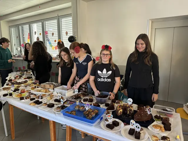 Spanischschülerinnen der vierten Klassen beim Kuchenverkauf. | Foto: BRGOP