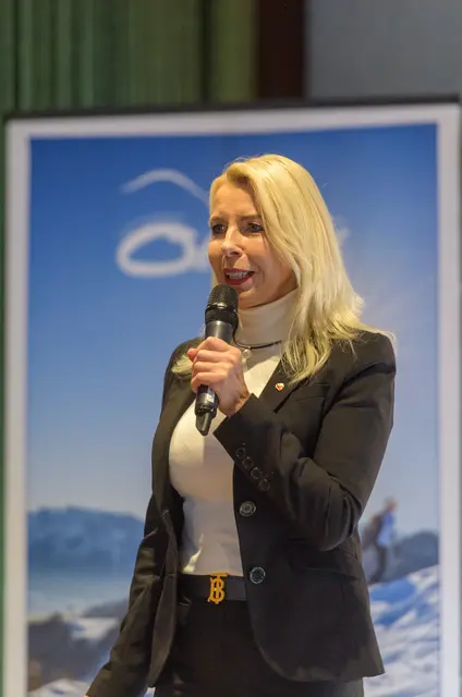 Euregio Inntal Präsidentin Barbara Schwaighofer bei Ihrer Begrüßung der rund 70 Teilnehmenden.  | Foto: Hans Osterauer