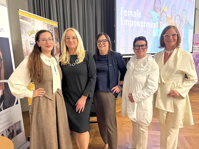 Moderatorin Annegret Liebminger, FiW-Bezirksvorsitzende Andrea Lassacher und ihre Stellvertreterinnen Julia Neußl, Sonja Haingartner und Alexandra Wurm freuen sich über den gelungenen Female Empowerment Talk. (v. l.) | Foto: Elisabeth Egle