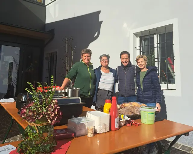 Das Team von Renate Prax (v.l.: Alexander Kolmitzer, Renate Prax, Werner Brandneu und Sieglinde Strauss) versorgte die Gäste mit herzhaften Köstlichkeiten wie Würstel, frische Brezn, Bier und Sturm.  | Foto: Renate Prax
