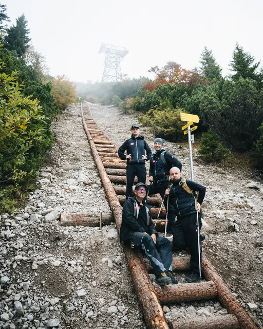 (v.l.n.r.): Oben: Tobias Schmidt, Facility Manager; und Matthias Tanzer, Technischer Leiter. Unten: Christoph Mauracher, Facility; und Patrick Schenker, ehem.Facility-Manager und Erbauer der ursprünglichen 183 Stufen. | Foto: Nordkettenbahnen