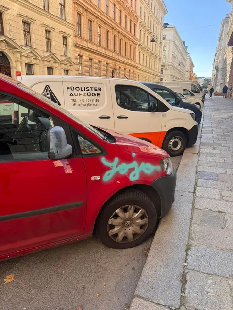 Auch ein parkendes Auto vor dem Lokal in der Lichtenfelsgasse wurde beschmiert. | Foto: Vino Wien