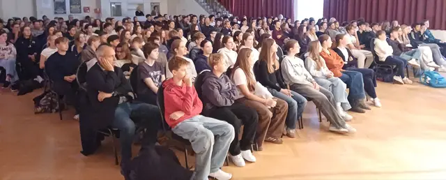 Nach zwei Intensiven Tagen voller Dialog folgten die Schüler gebannt den Sezenen gegen Hass und Gewalt. | Foto: Die Wilden Alten
