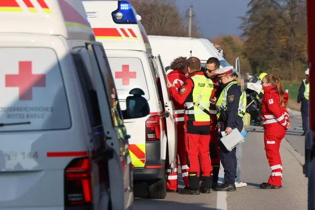 Großaufgebot von Einsatzkräften in Weißkirchen: Ein Crash zwischen Kleintransportern fordert zwei Schwerverletzte. | Foto: laumat.at