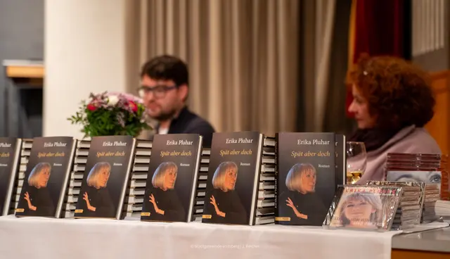 Die Buchhandlung Lesezeichen präsentierte einen Büchertisch rund um Erika Pluhars Werke. | Foto: Stadtgemeinde Voitsberg/J. Reicher