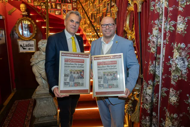 Hausherr Peter Großmann (l.) lud auch heuer wieder zum künstlerischen Genuss in den Marchfelderhof.  | Foto: Rene Brunhölzl/MeinBezirk