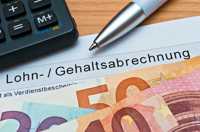 Trotz Ablehnung der Gewerkschaft für ein neues, einer Gesamtverantwortung für Land und Bevölkerung entsprechenden Angebot, bleibt Kärnten gegenüber dem Bund auf einem sparsameren Weg (Symbolfoto) | Foto: stock.adobe.com/at/Stockfotos-MG