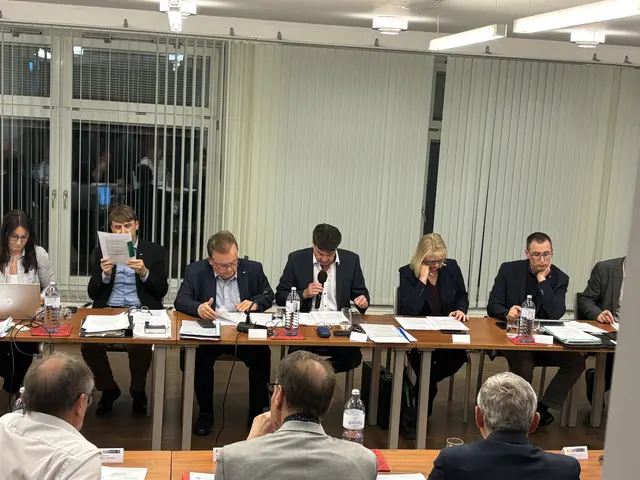 Vor Beginn der Sitzung mussten zwei Dringlichkeitsanträge studiert und behandelt werden. | Foto: Bernhard Schabauer