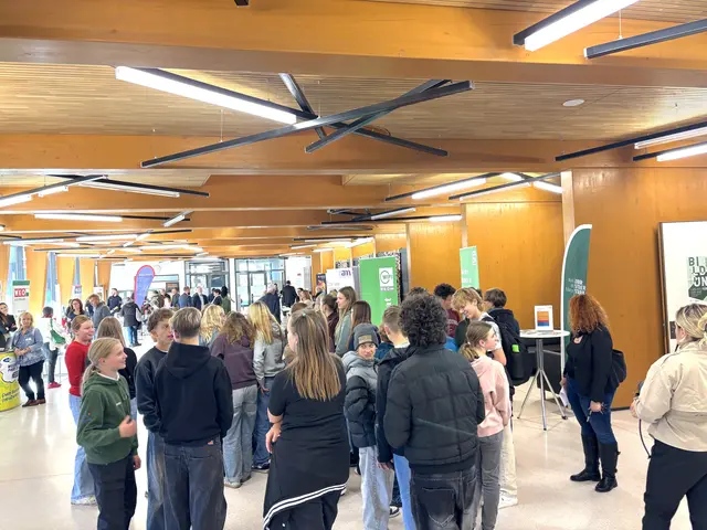 Vertreterinnen und Vertreter aus Schulen, Hochschulen, Unternehmen und Institutionen präsentierten das vielfältige Angebot der Region | Foto: MeinBezirk