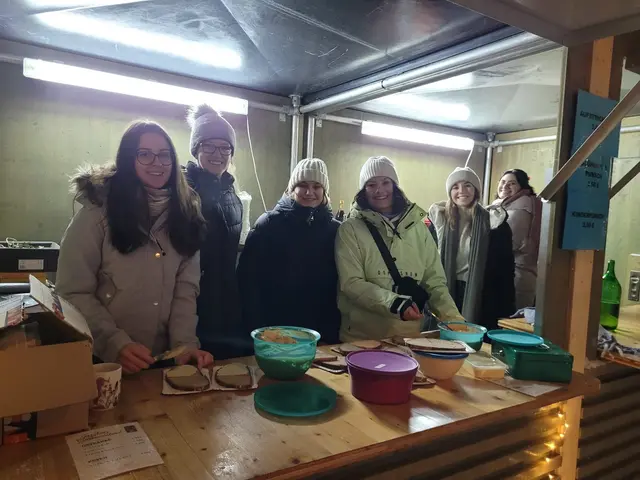 Die Union Jazztanz Horn sorgt für vorweihnachtliche Stimmung bei den Handball-Heimspielen des UHC Horn. | Foto: MeinBezirk
