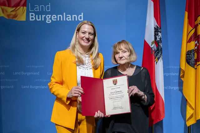 Pionierin eines Theaters der Gegenwart – Johanna Tomek wurde für ihr Lebenswerk in der Sparte "Darstellende Kunst" geehrt.  | Foto: Landesmedienservice Burgenland / Christian Gmasz