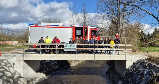 Foto: Mit einem Feuerwehrauto fand die Erstbefahrung der Brücke in der Wies statt, zahlreiche Nachbarn waren mit dabei. | Foto: Stadtgemeinde Mank
