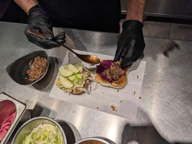 Äpfel und Rotkraut verleihen dem Burger einen besonderen Geschmack. | Foto: Fabian Franz/MeinBezirk