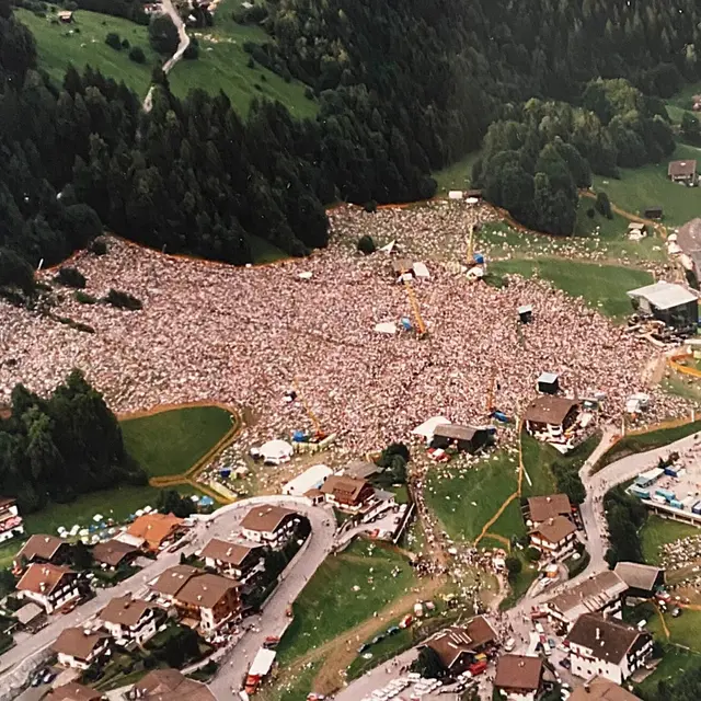 Dieses Bild entstand im Jahr 1996. Damals lockten die Schürzenjäger ca. 100.000 Fans ins Tal.  | Foto: Gem. Finkenberg
