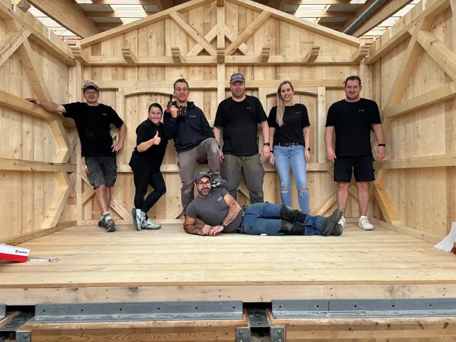 Viele engagierte Hände haben in Aurolzmünster eine lebensgroße Krippe realisiert. | Foto: Die Krippenwerkstatt