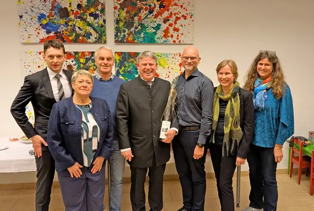Dankeschön für 25 Jahre Pfarrer im Dienst der evangelischen Gemeinde A.B. Von links: Superintendent Michael Simmer; Superintendentialkuratorin Gisela Malekpour; der Kurator der Pfarrgemeinde Mödling Robert Fenz, Jubilar Pfarrer Markus Lintner, Vizebürgermeister Rainer Praschak, Pfarrerin Anne Tikkanen-Lippl und Gemeinderätin Susanne Bauer-Rupprecht. | Foto: Stadtgemeinde Mödling/cb