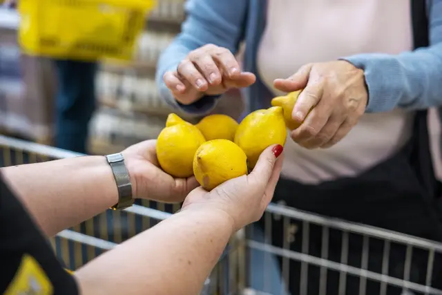 Besonders die Versorgung der Armutsbetroffenen mit frischem Obst und Gemüse leide unter dem Rückgang des Spendenvolumens, so das Wiener Hilfswerk. | Foto: Wiener Hilfswerk / Reiner Riedler