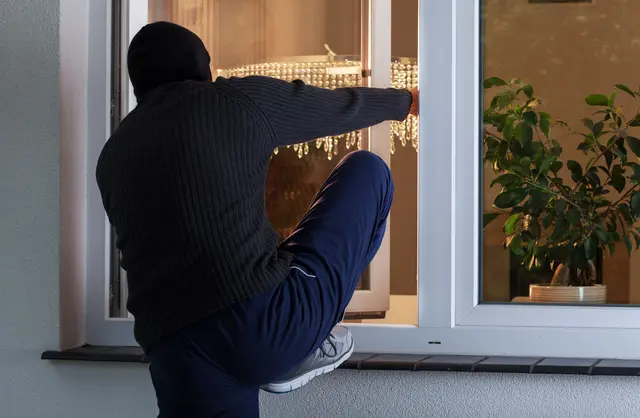 Die Täter nutzen unversperrte Fenster, Terrassentüren oder herumliegende Leitern und Werkzeuge, um einzusteigen.  | Foto: smarterpix