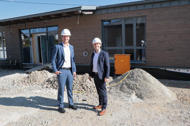 Gerald Klinger, Marktbereichsleiter OÖ West und Bayern, und Marktbereichsleiter-Stellvertreter Martin Doblinger freuen sich über den Baufortschritt. | Foto: Sparkasse OÖ/Andreas Maringer